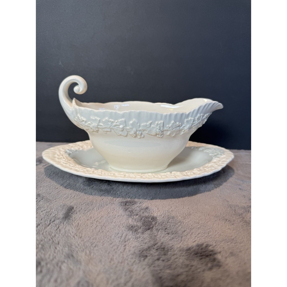 Wedgwood Embossed Queen's‎ Ware Gravy Sauce Boat w Underplate Cream on Cream #2 - Picture 3 of 10